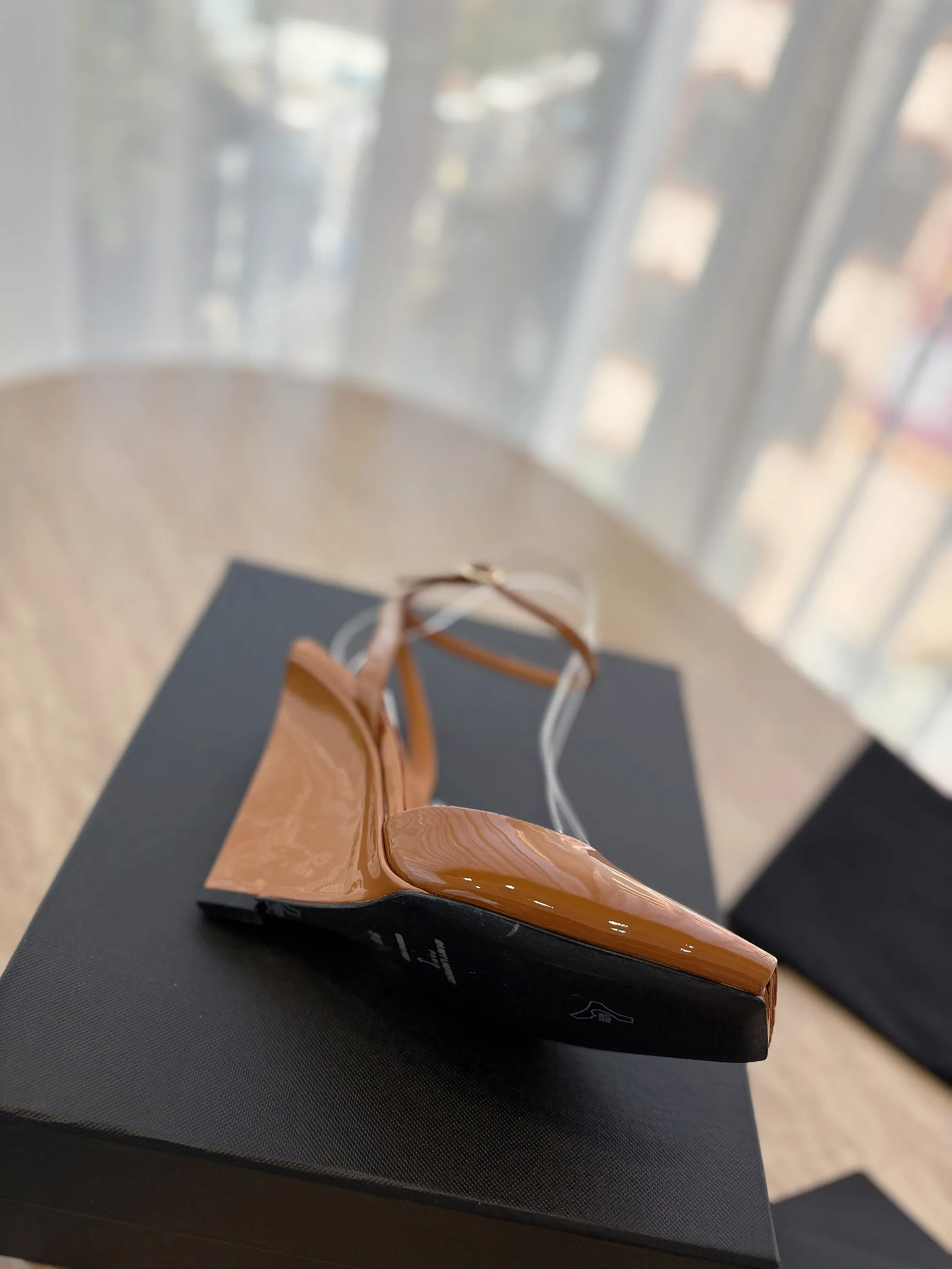 👟👟Ex-factory price 600👟👟 High version "SAINT LAUREN*" Saint Laurent ysl 25ss/new spring and summer catwalk style large rhinestone high-heeled shoes and sandals. Only YSL understands women's hearts best and does not accept refutation. It is a super invincible feminine artifact and a must-have for women (z-product full-body customization, own molded hardware accessories, perfect consistency). Compare the differences between pictures and goods on the market. ✔Upper: Customized imported silk ✔Lining: Imported 🐑Sheep leather ✔Sole: Imported genuine leather outsole ✔Heel height: 10.5cm ✔Number of yards: 35-39 (40 can be customized and non-returnable) (Full set of packaging)